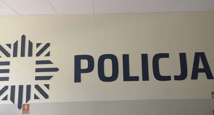Zdjęcie napisu policja na białym tle.