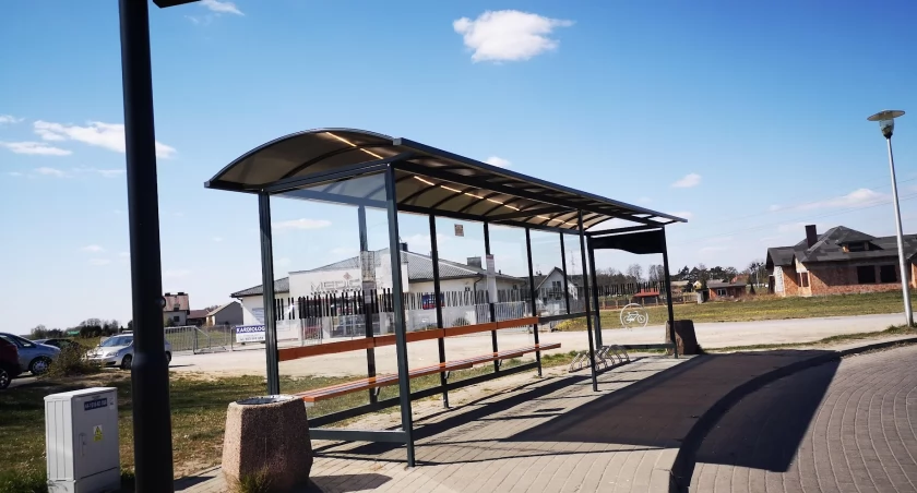 Zdjęcie przystanku autobusowego. 