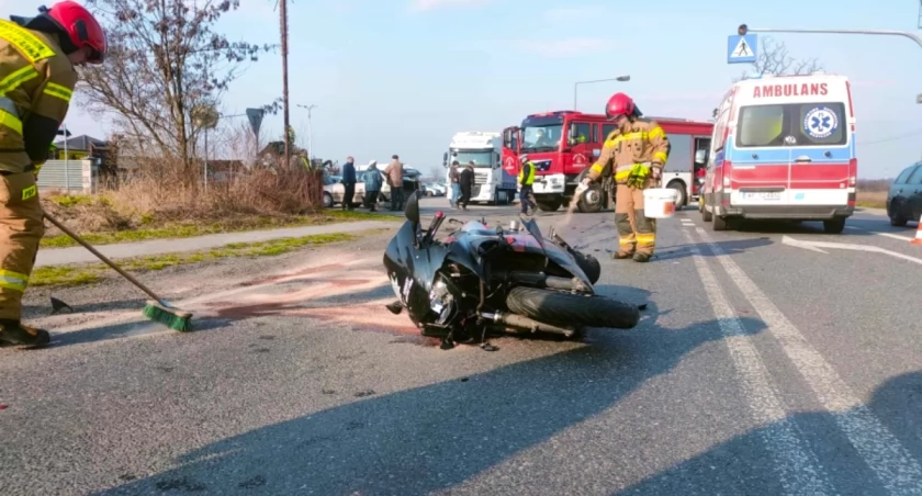 Zdjęcie leżącego na jezdni motocykla. Fot. KPPSP Sochaczew