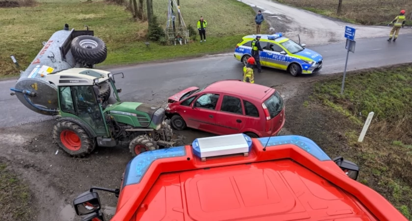 Zdjęcie wypadku auta osobowego z szambiarką 