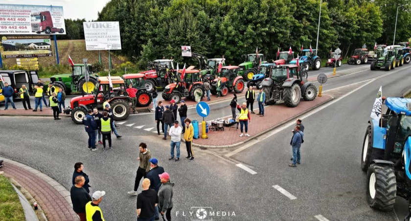 Zdjęcie rolników z ciągnikami na rondzie w Kuznocinie. Fot. FLY MEDIA, arch.