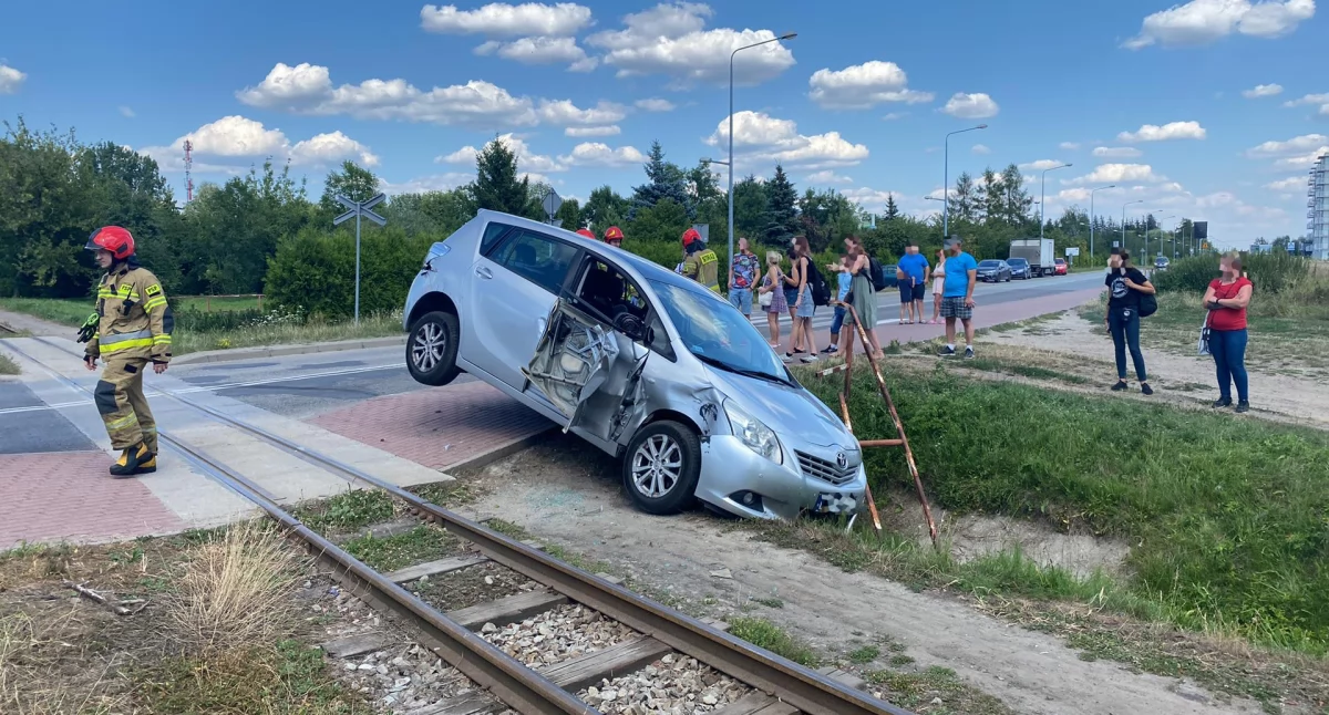 Wypadki drogowe, Zderzenie pociągu wąskotorowego samochodem osobowym - zdjęcie, fotografia