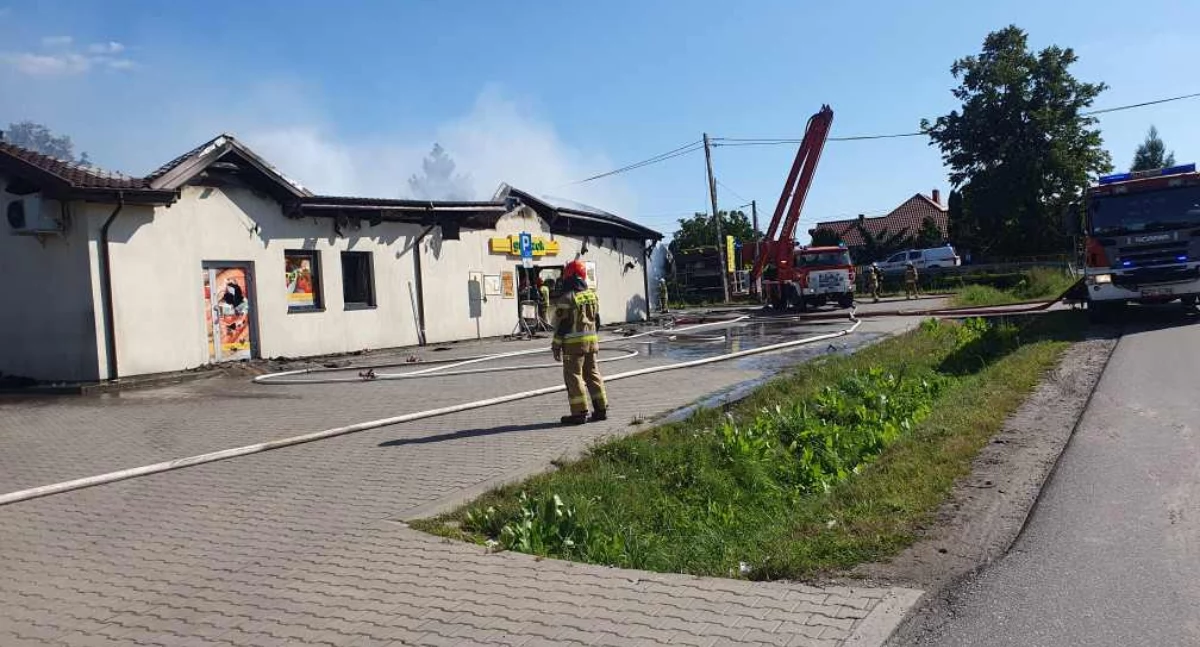 Pożary straż pożarna, Giżyce pożar sklepu walka żywiołem (Aktualizacja) - zdjęcie, fotografia