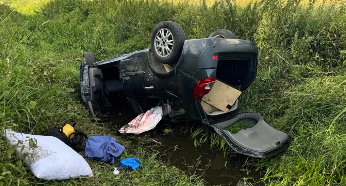 Wypadki drogowe, Łady dachowanie samochodu spowodowane przez pijanego kierowcę - zdjęcie, fotografia