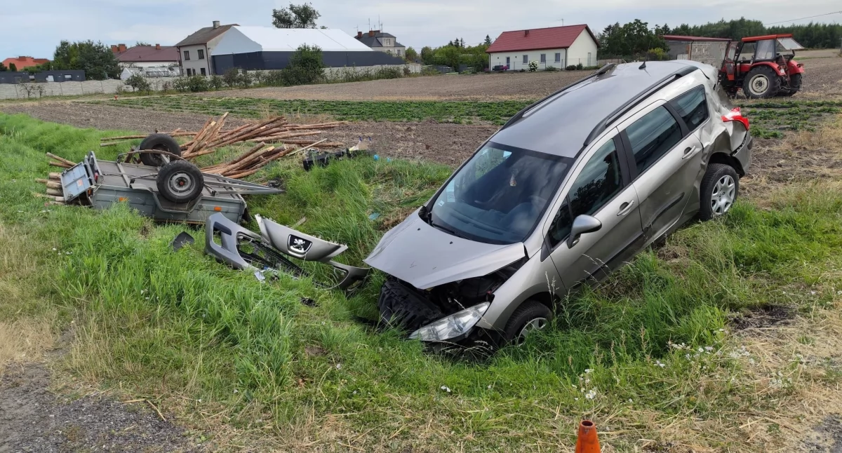 Wypadki drogowe, Zdarzenie drogowe Giżycach samochód wjechał - zdjęcie, fotografia
