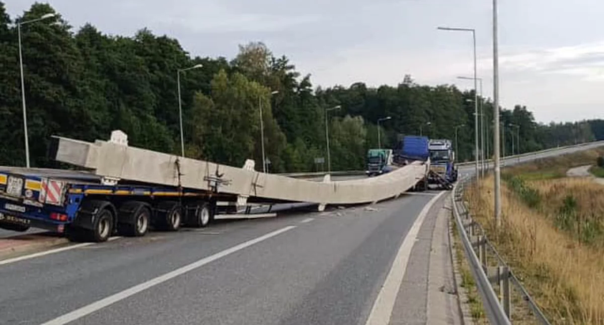 Komunikaty policji, miejscowości Zbiroża pojazdu spadł betonowy dźwigar Utrudnienia ruchu - zdjęcie, fotografia