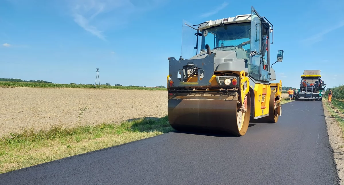Sprawy urzędowe, Trwają generalne remonty dróg gminnych miejscowościach Kamieńszczyzna Stary Szwarocin prace postępują zgodnie harmonogramem - zdjęcie, fotografia