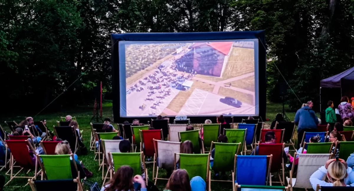 Atrakcje - Ciekawostki - Rekreacja, Koło Harde Babki zrobią popcorn Kinie letnim - zdjęcie, fotografia