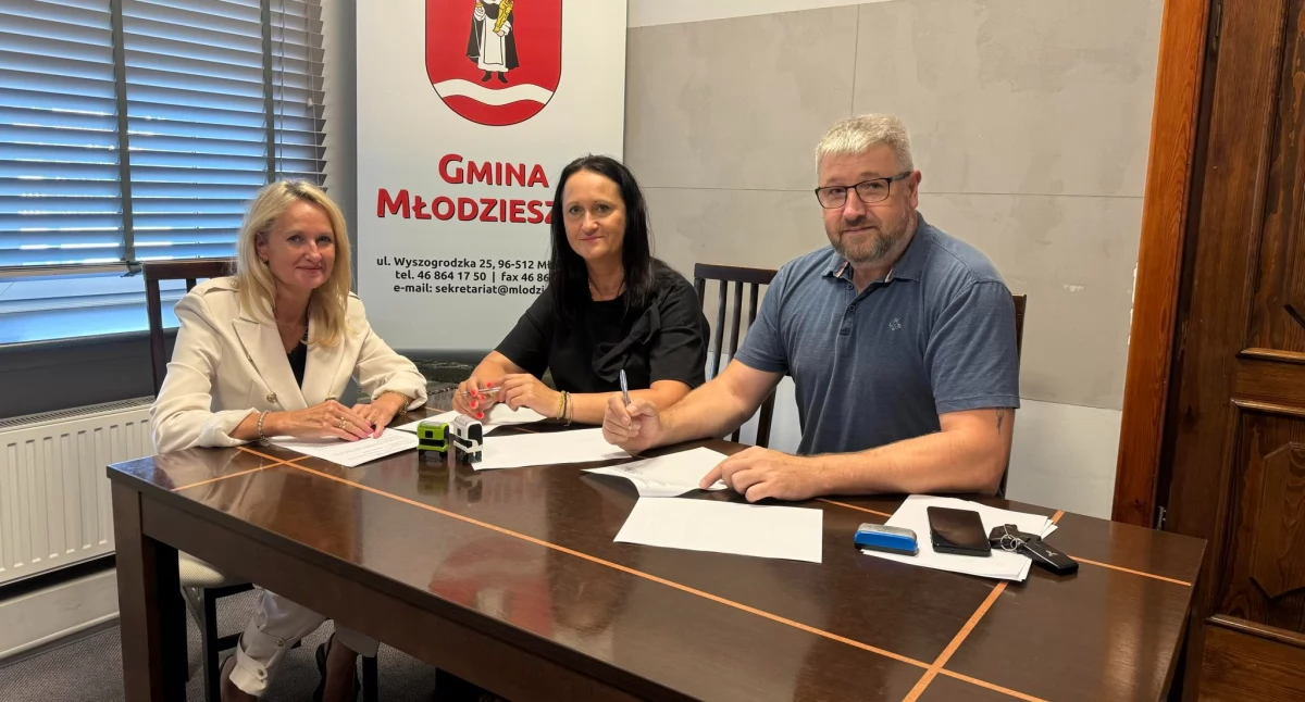 Sprawy urzędowe, Szkoła Podstawowa Janowie nowym oświetleniem - zdjęcie, fotografia