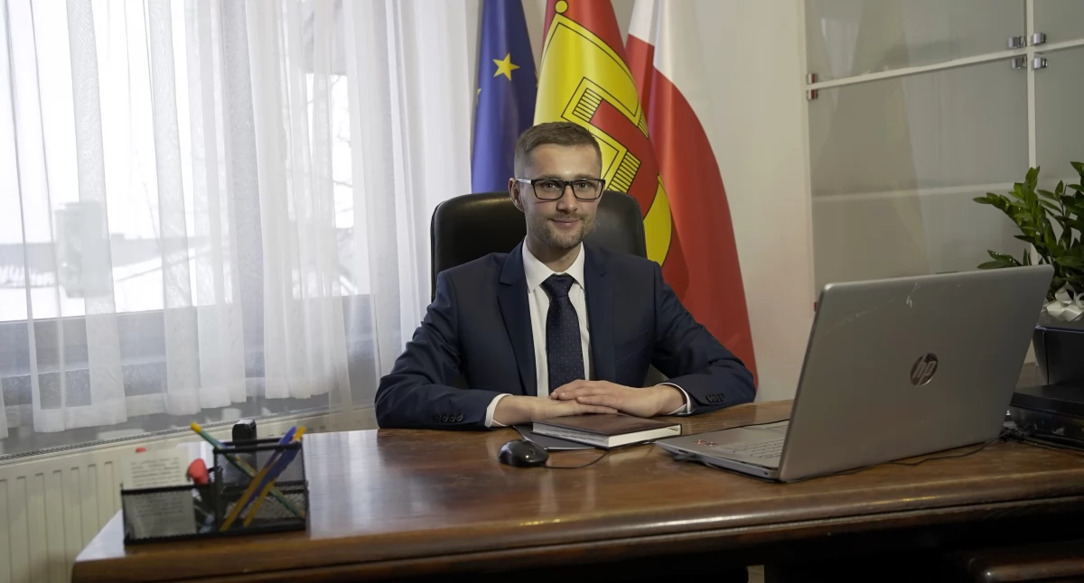Edukacja - Szkoły, Wójt Damian Jaworski życzeniami społeczności Szkoły Podstawowej Oddziałami Przedszkolnymi Rybnie okazji rozpoczynającego szkolnego 2024/2025 - zdjęcie, fotografia
