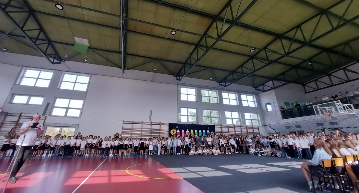 Edukacja - Szkoły, Uroczyste rozpoczęcie szkolnego Szkole Podstawowej Oddziałami Przedszkolnymi Rybnie - zdjęcie, fotografia