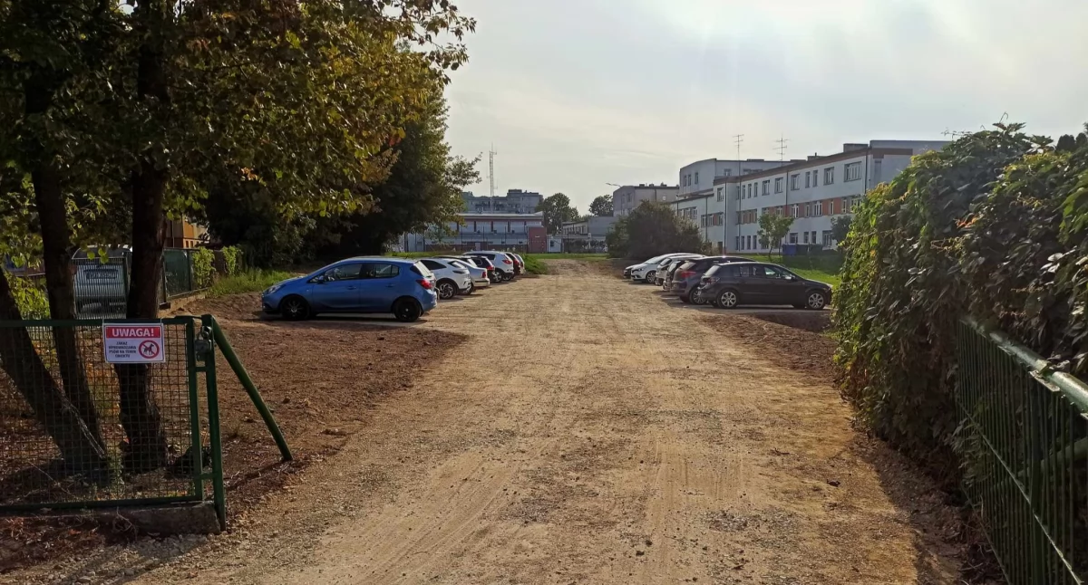 Interwencje i pomoc , parking nauczycieli pozwoli odetchnąć ulgą mieszkańcom ulicy Kaczorowskiego - zdjęcie, fotografia