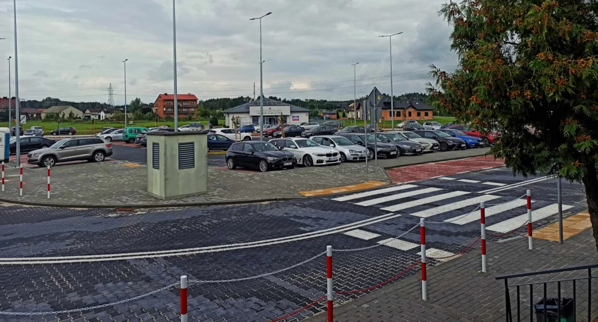 Szpital, parking szpitalem Sochaczewie oddany użytku - zdjęcie, fotografia
