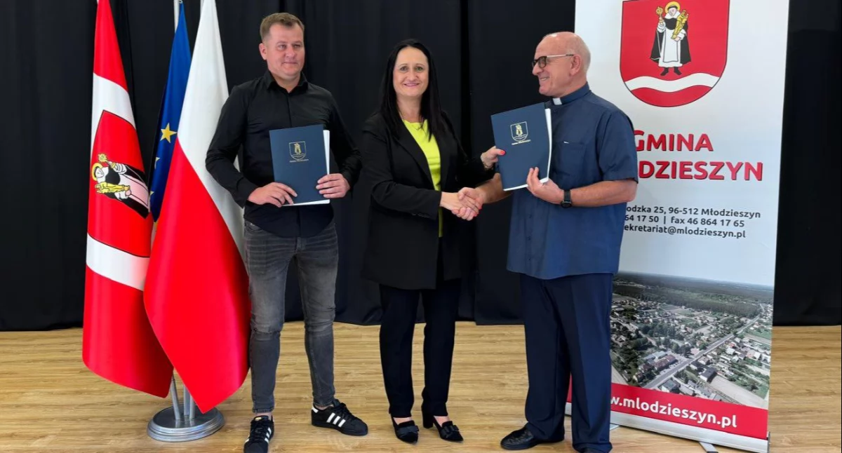 Sprawy urzędowe, Młodzieszyn Podpisano umowy remonty kościołach Młodzieszynie Kamionie - zdjęcie, fotografia