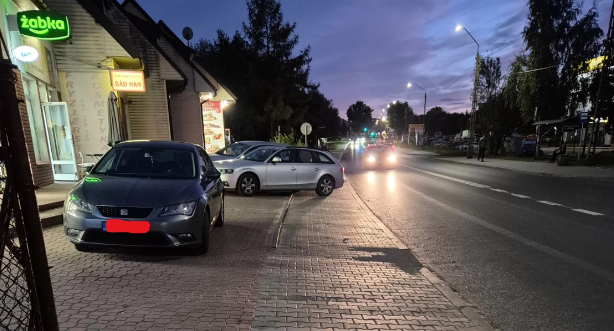 Interwencje i pomoc , Sochaczew problem nieprawidłowym parkowaniem Lecia zgłoszenie czytelnika - zdjęcie, fotografia