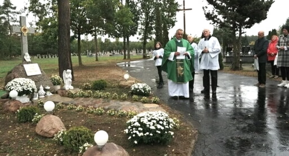 Zdjęcie z poświęcenia grobu dziecka utraconego w Sochaczewie. Fot. UM Sochaczew.