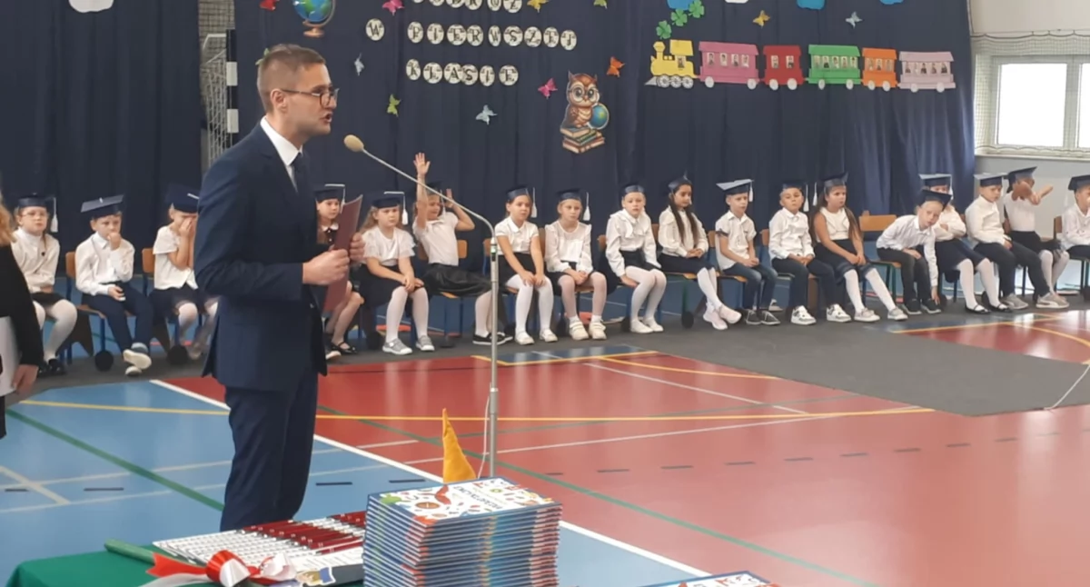 Edukacja - Szkoły, Gmina Rybno Piękna uroczystość pasowania pierwszoklasistów uczniów Szkoły Podstawowej Oddziałami Przedszkolnymi Rybnie Zygmunta Pruskiego - zdjęcie, fotografia