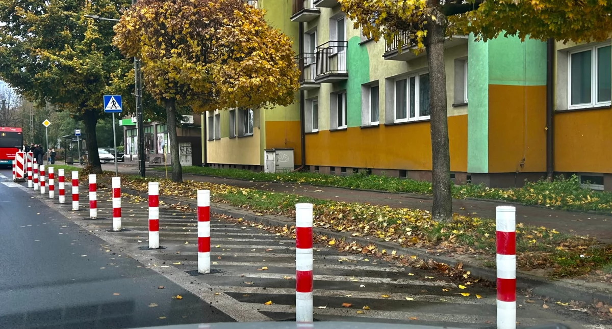 Interwencje i pomoc , słupki drogowe lecia Sochaczewie - zdjęcie, fotografia