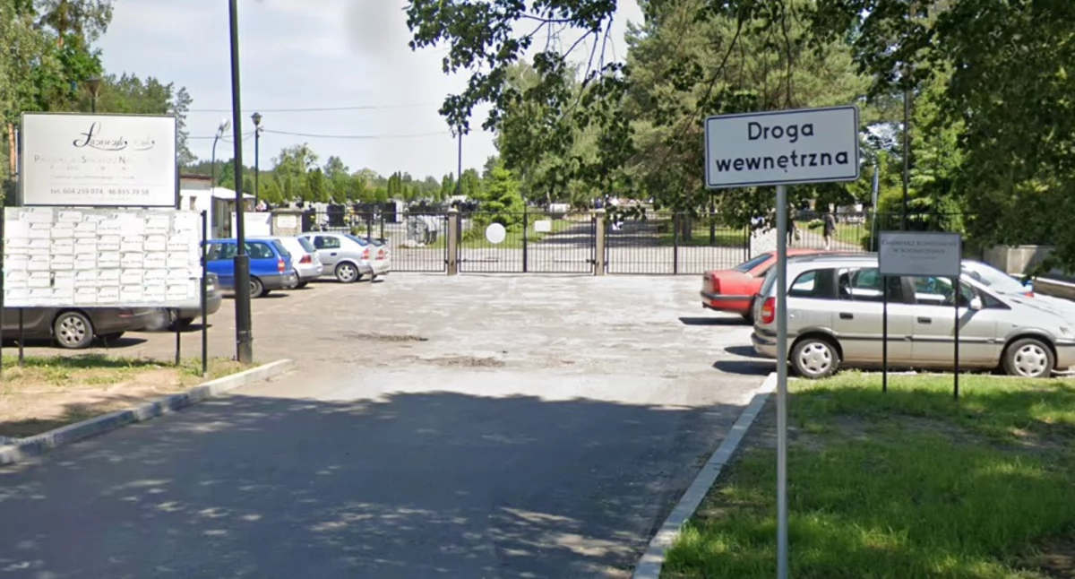 Zdjęcie przedstawia wjazd na teren Cmentarza Komunalnego w Sochaczewie.