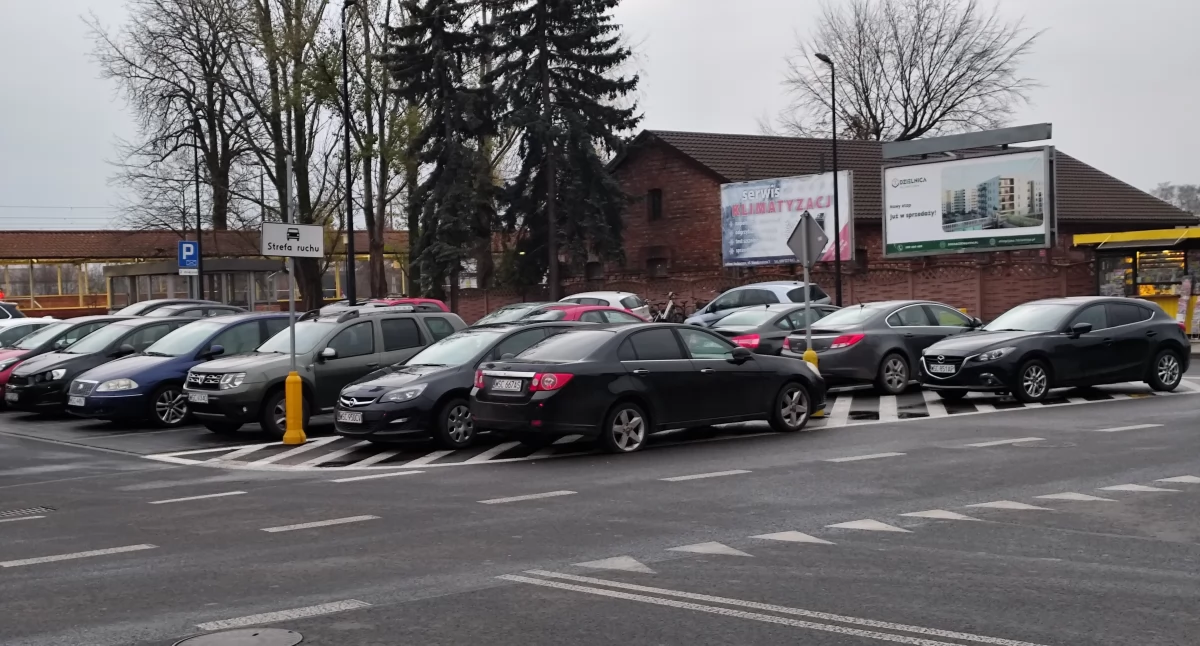 Komunikacja publiczna, Problem miejsc parkingowych dworcu Sochaczewie Zgłoszenie czytelniczki - zdjęcie, fotografia