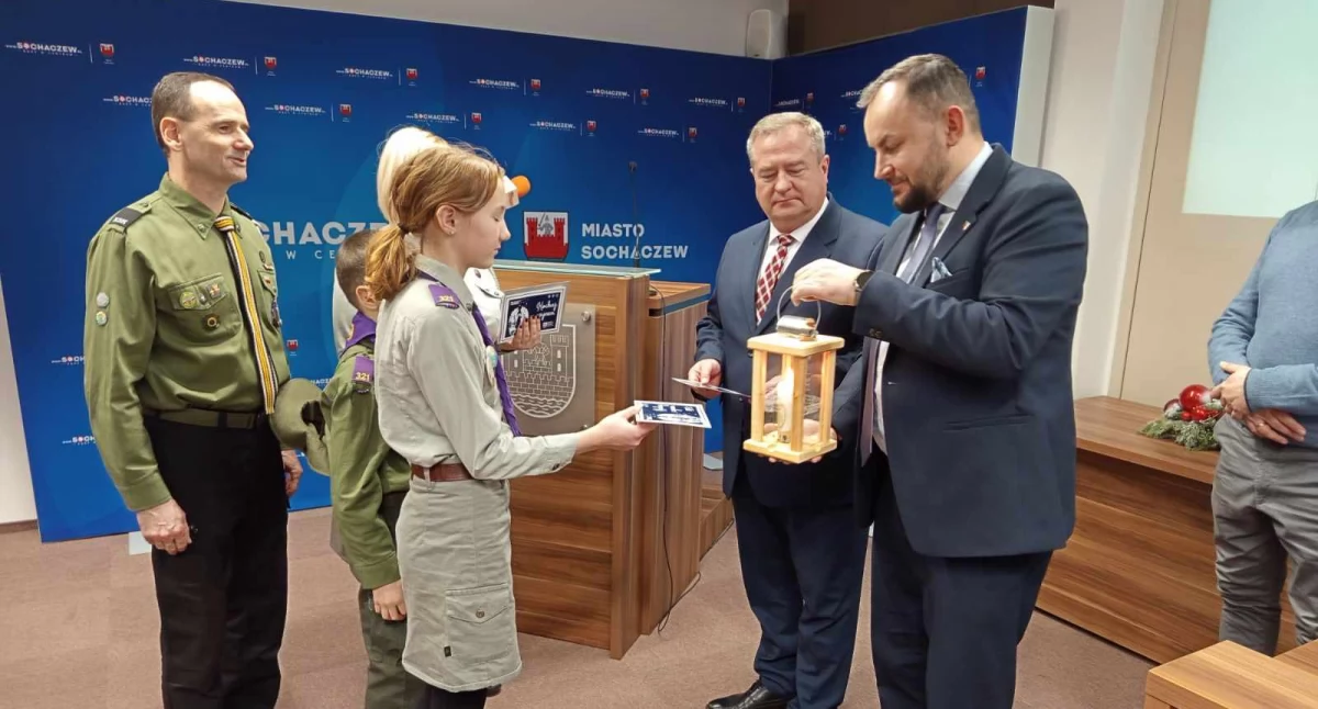 Partie i polityka, Betlejemskie Światło Pokoju zagościło Sochaczewie - zdjęcie, fotografia