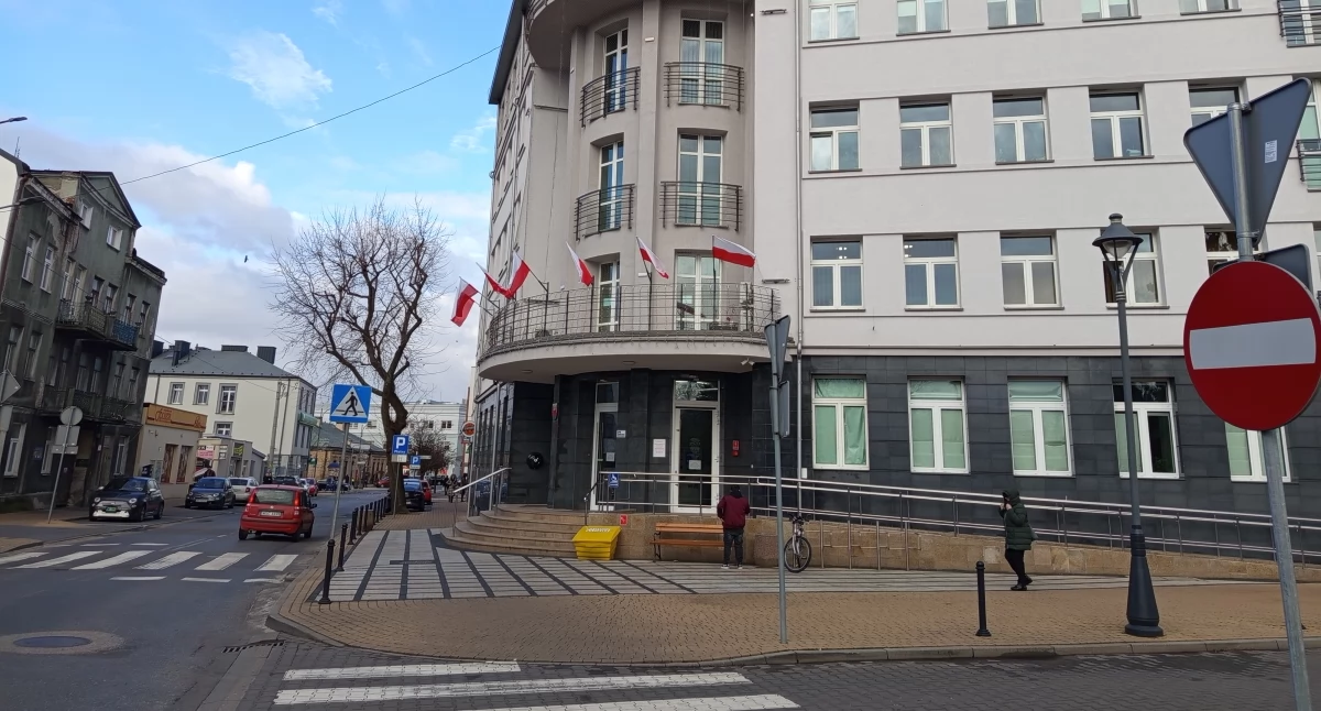 Sprawy urzędowe, Goniec ratusza zapuka drzwi sprawdzić tożsamość - zdjęcie, fotografia