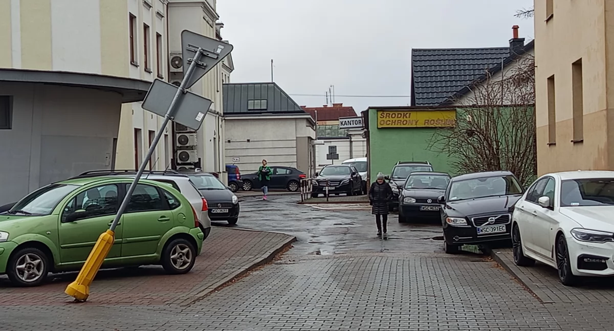 Interwencje i pomoc , Przewróciło niech leży - zdjęcie, fotografia