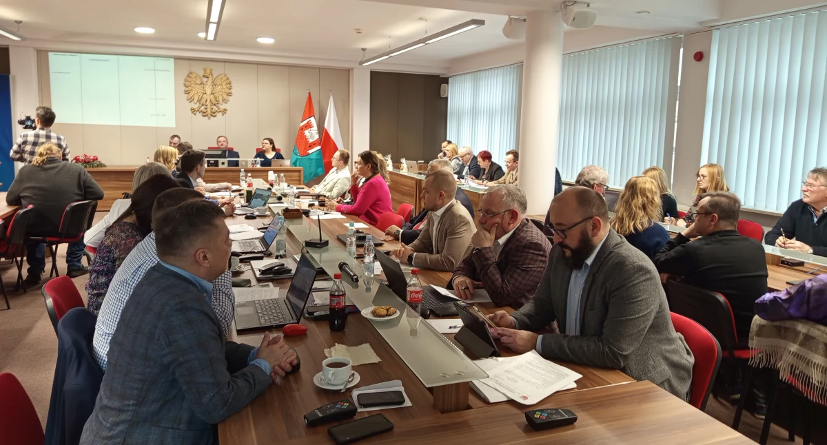 Radni i rady samorządowe, Pochylą miastem - zdjęcie, fotografia