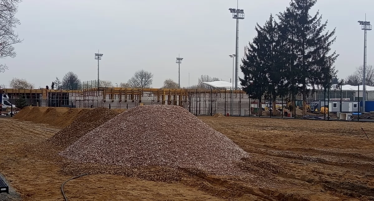 Inwestycje , Sypią podłoże boisko korty - zdjęcie, fotografia