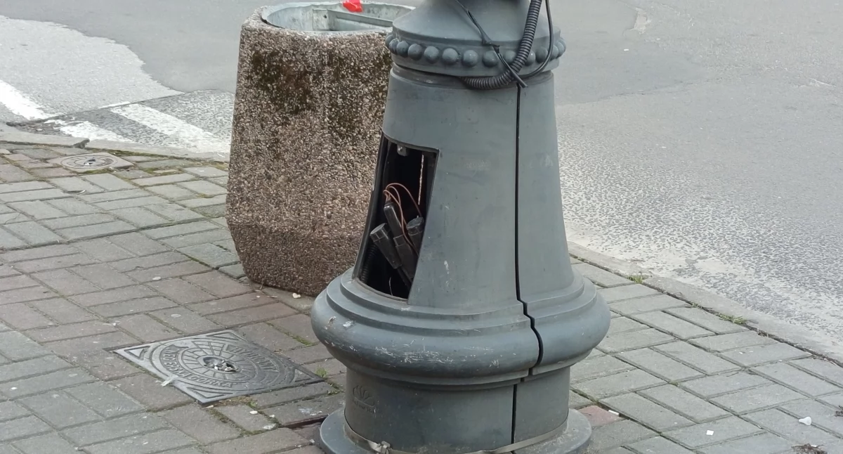 Kronika kryminalna, Wandale zaatakowali słup - zdjęcie, fotografia