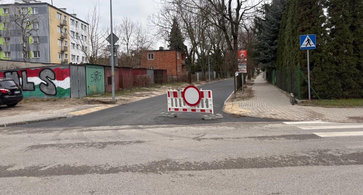 Inwestycje , Ulica Wojska Polskiego zyskała nową nakładkę asfaltową - zdjęcie, fotografia