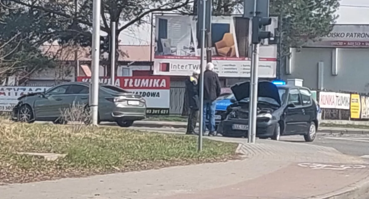 Wypadki drogowe, Wypadek skrzyżowaniu Sochaczewie droga zablokowana - zdjęcie, fotografia