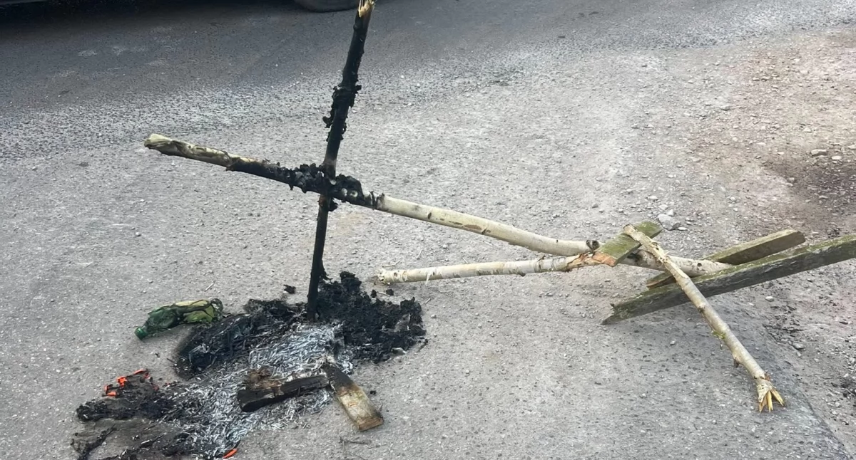Interwencje i pomoc , Mokasie płoną krzyże drogach Horror - zdjęcie, fotografia