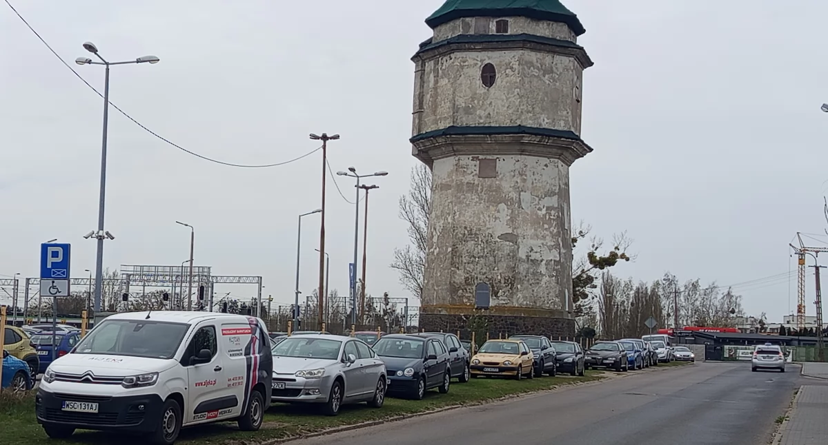 Interwencje i pomoc , Koszmar sochaczewskim dworcu Parkują gdzie - zdjęcie, fotografia
