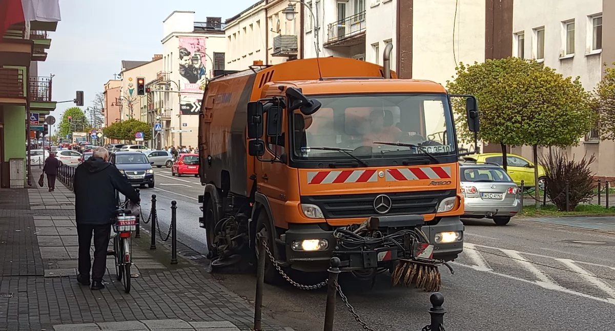 Sprawy urzędowe, Wiosenne porządki Sochaczewie Mechaniczna miotła ulicach - zdjęcie, fotografia