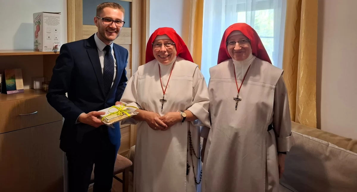 Sprawy urzędowe, Wójt Damian Jaworski odwiedzinami Sióstr Służebnic Bożego Miłosierdzia Rybnie - zdjęcie, fotografia