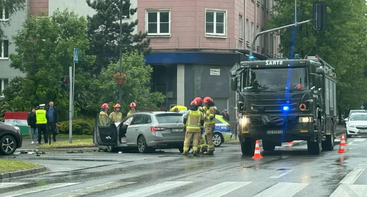 Komunikaty policji, Kolizja dwóch osobowych skrzyżowaniu Warszawskiej Piłsudskiego - zdjęcie, fotografia