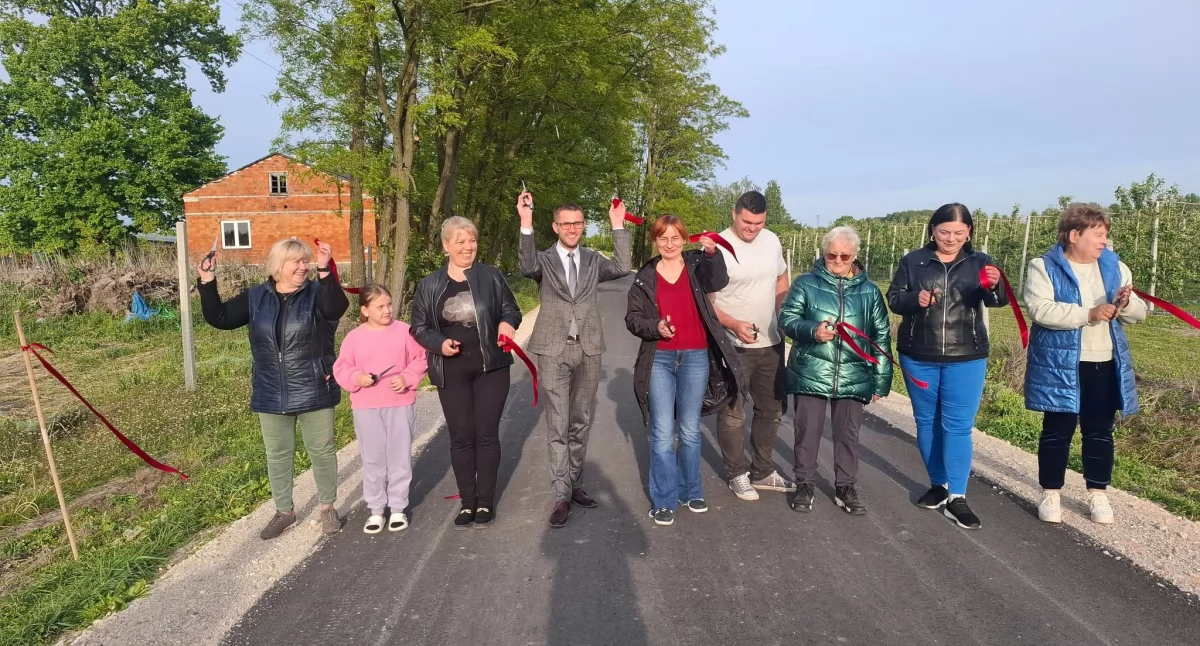 Inwestycje , Zakończył remont drogi gminnej miejscowości Wieś - zdjęcie, fotografia