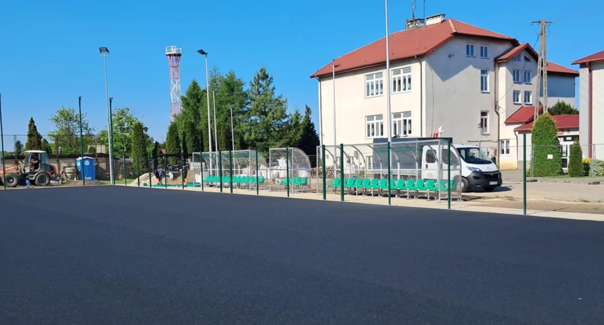 Sprawy urzędowe, boisko Janowie coraz bliżej ukończenia - zdjęcie, fotografia