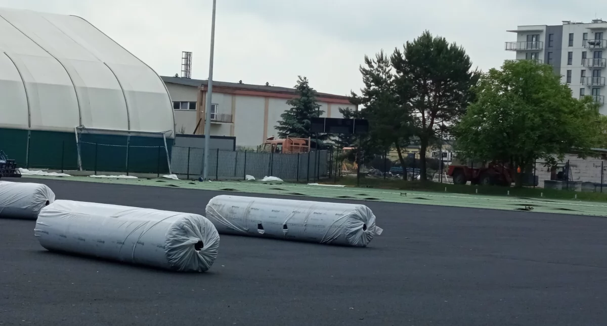 Sprawy urzędowe, stadionie Warszawskiej kładą sztuczną nawierzchnię - zdjęcie, fotografia