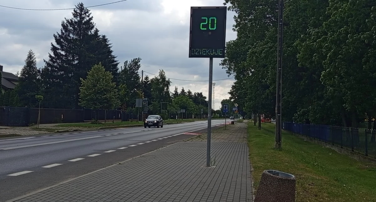 Sprawy urzędowe, Setką przed szkołą raport sochaczewskich wyświetlaczy prędkości - zdjęcie, fotografia