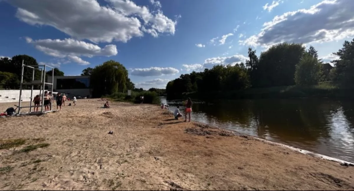 Sprawy urzędowe, Plaża miejska problemy czystością Bzury - zdjęcie, fotografia