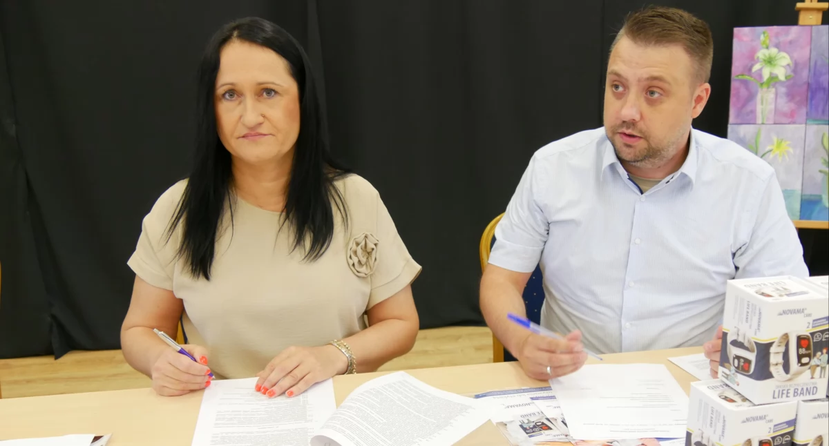 Opieka społeczna, Bezpieczni seniorzy Gminie Młodzieszyn opaski życia trafiły mieszkańców - zdjęcie, fotografia