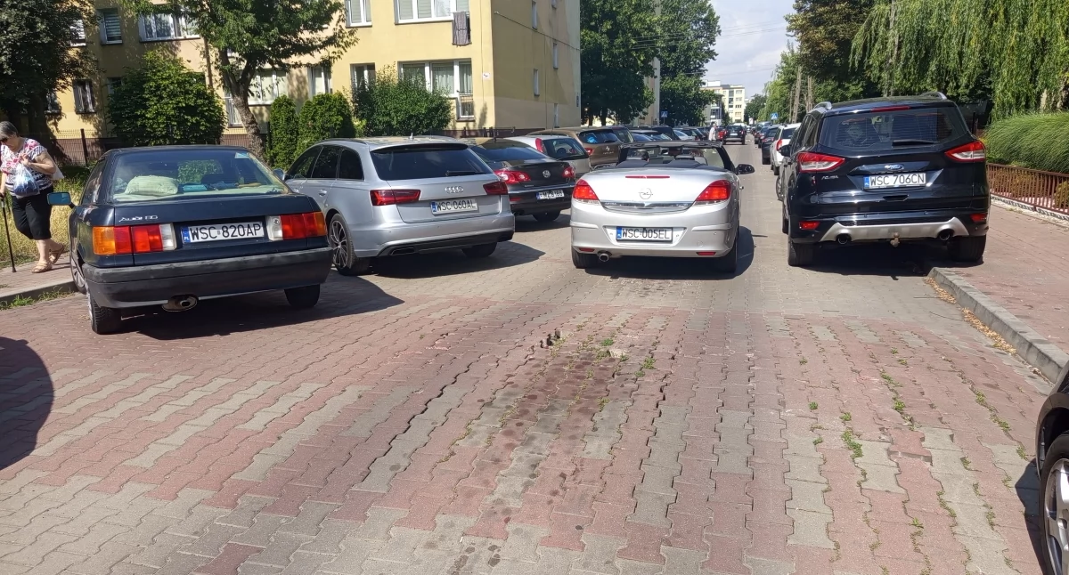 Interwencje i pomoc , naprawi próg Senatorskiej miało bezpiecznie niebezpiecznie - zdjęcie, fotografia