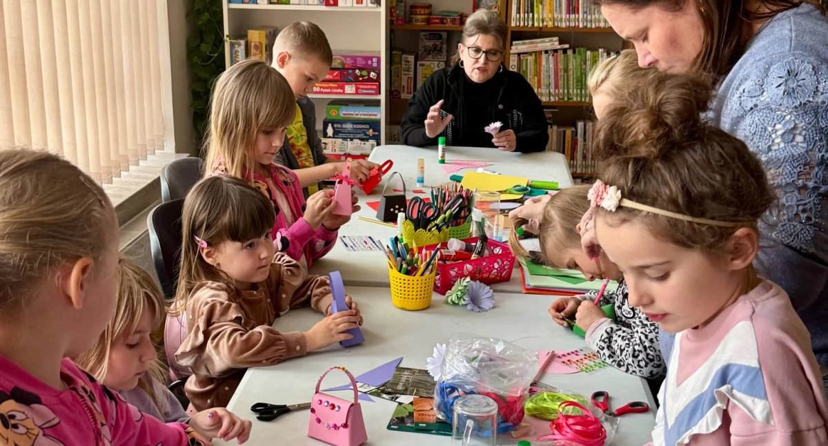 Atrakcje - Ciekawostki - Rekreacja, Młodzieszyn Biblioteką kolorowo aktywnie twórczo! - zdjęcie, fotografia
