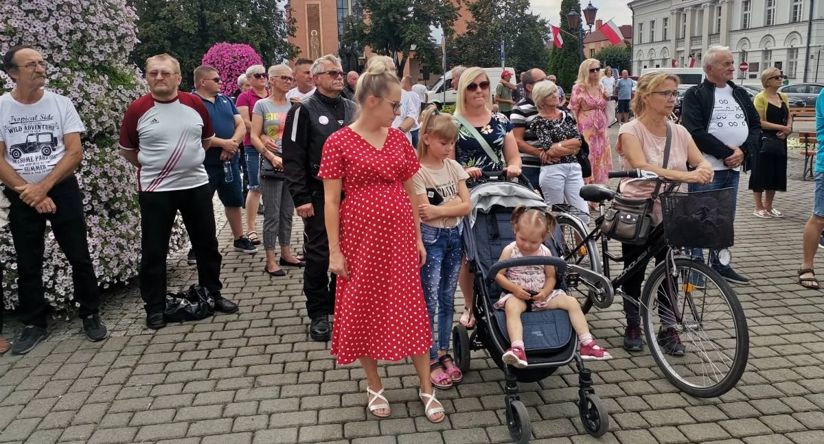 Imprezy cykliczne , Dzisiaj godzinie zawyją syreny stańmy zadumie oddając hołd bohaterom - zdjęcie, fotografia