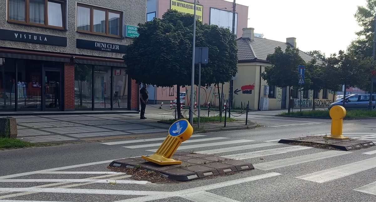 Kronika kryminalna, Skasował słupek przejściu pieszych uciekł - zdjęcie, fotografia