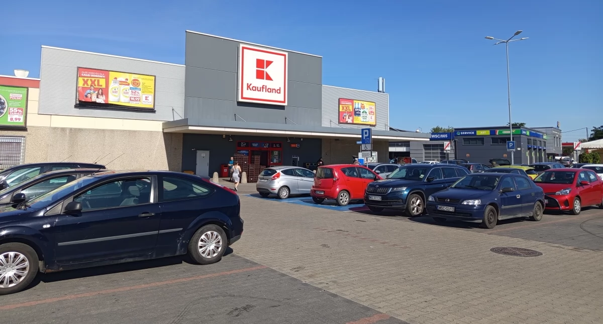 Interwencje i pomoc , Nocne drifty przed Kauflandem mieszkańcy proszą pomoc - zdjęcie, fotografia