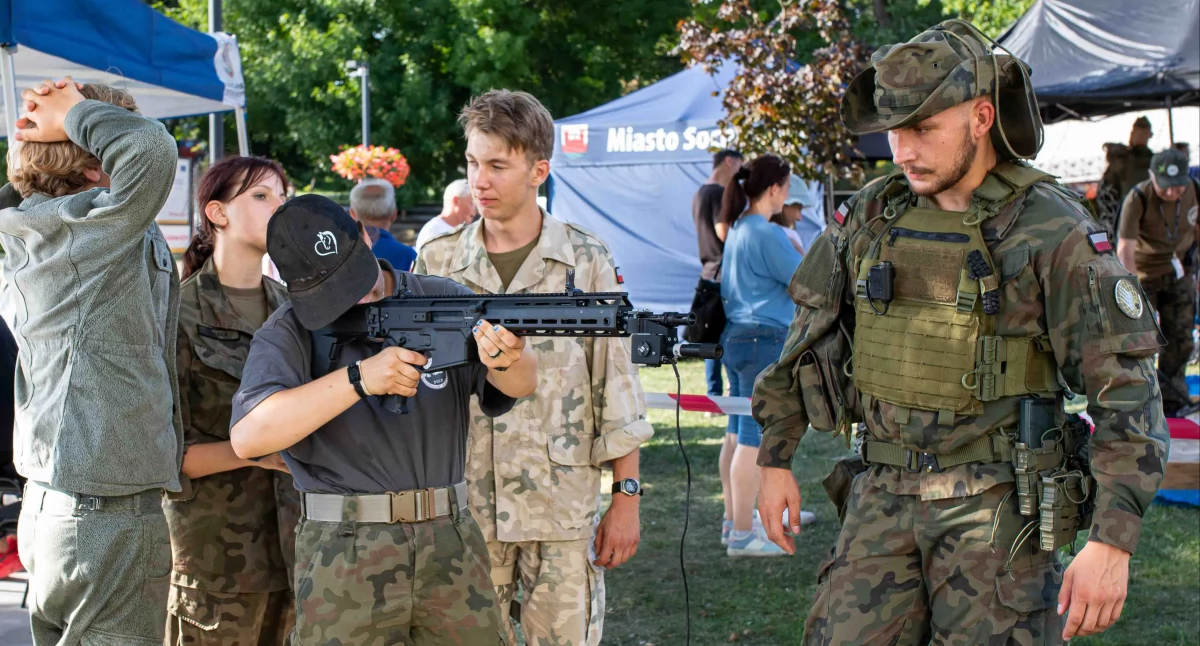 Imprezy cykliczne , Piknik Wojskowy Sochaczewie patriotyczne świętowanie sierpniowym słońcu - zdjęcie, fotografia