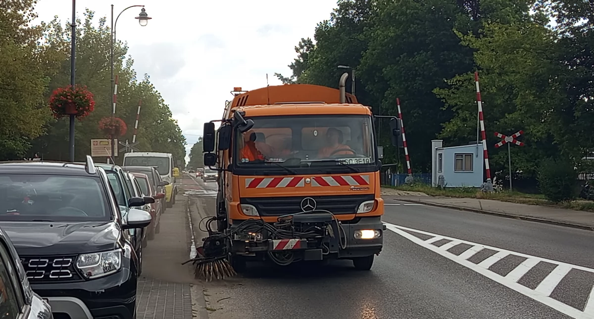 Interwencje i pomoc , Posprzątali piach Warszawskiej śladem naszych interwencji - zdjęcie, fotografia